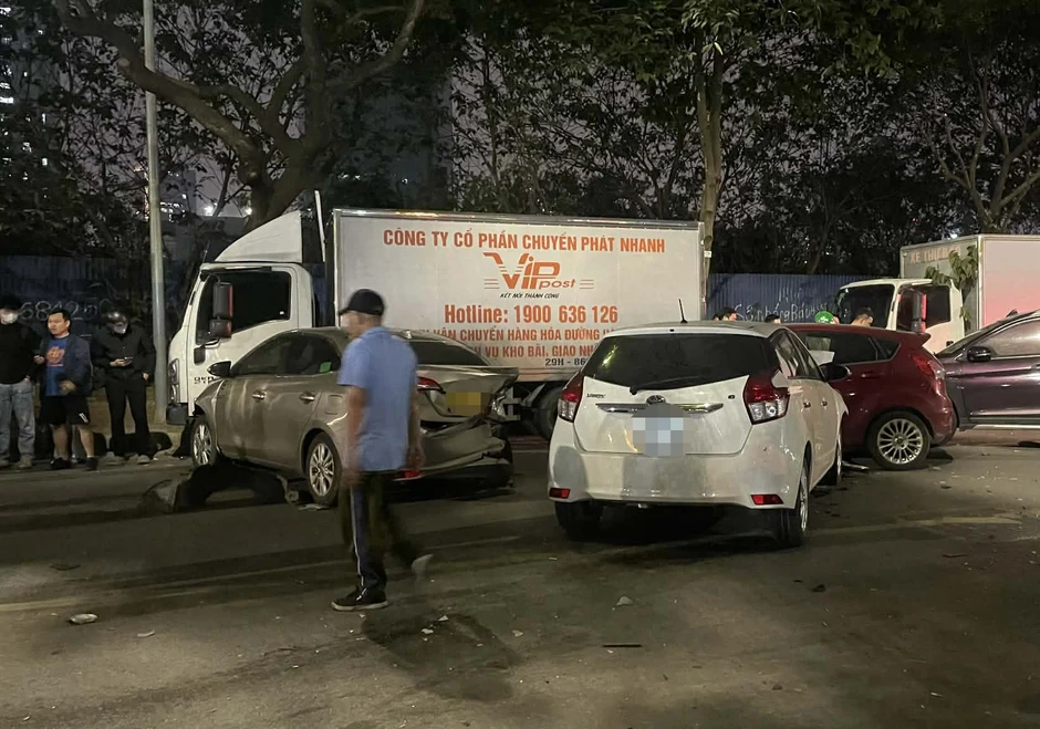 Tài xế ô tô tông liên hoàn 8 phương tiện ở Hà Nội, vi phạm nồng độ cồn Tài xế ô tô tông liên hoàn 8 phương tiện ở Hà Nội, vi phạm nồng độ cồn
