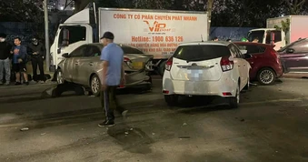 Tài xế ô tô tông liên hoàn 8 phương tiện ở Hà Nội, vi phạm nồng độ cồn