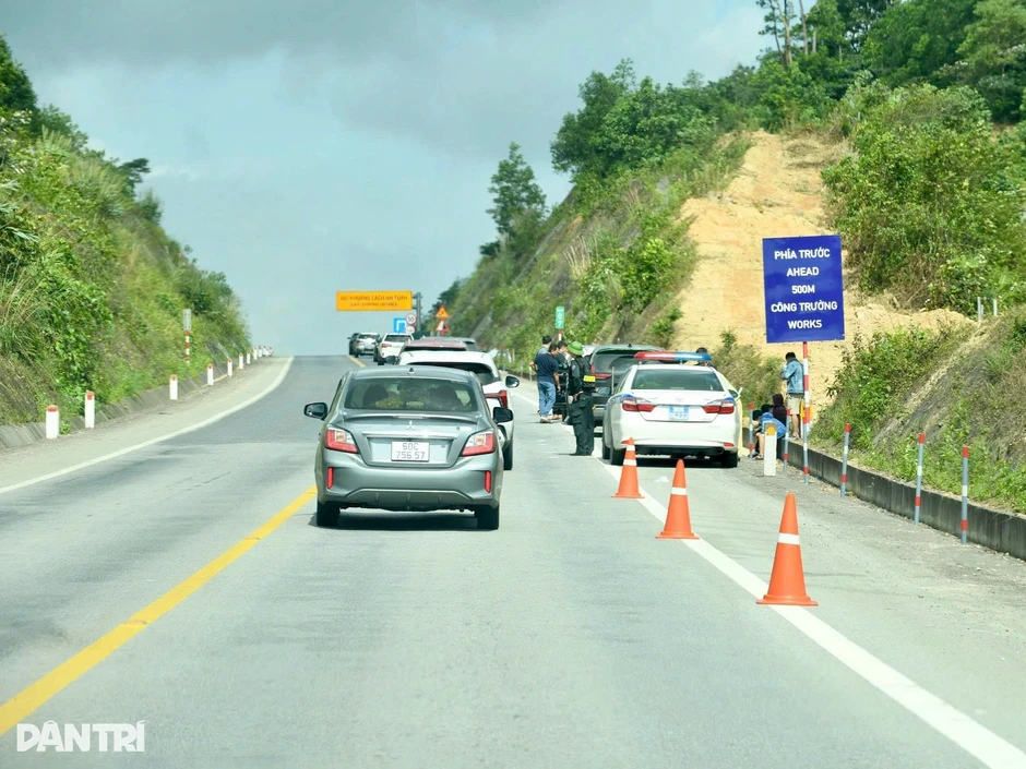 Tài xế "kể khổ" khi lái xe trên cao tốc Cam Lộ - La Sơn Tài xế "kể khổ" khi lái xe trên cao tốc Cam Lộ - La Sơn