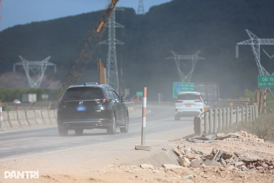 Tài xế "kể khổ" khi lái xe trên cao tốc Cam Lộ - La Sơn Tài xế "kể khổ" khi lái xe trên cao tốc Cam Lộ - La Sơn