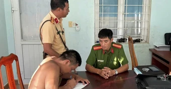 Tài xế say xỉn đánh võng xe khách, dừng xe giữa đường la lối