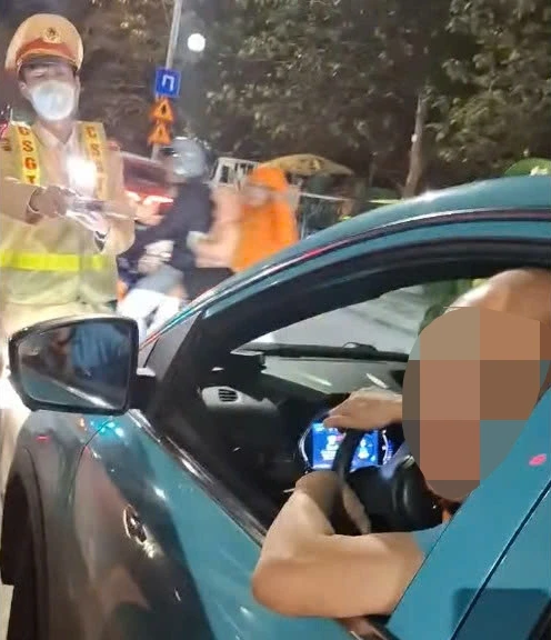 Tài xế taxi say rượu gây tai nạn, không chịu ký biên bản xử phạt Tài xế taxi say rượu gây tai nạn, không chịu ký biên bản xử phạt