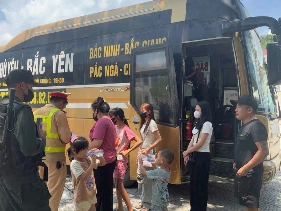 Tài xế và chủ xe khách đối diện mức phạt hơn 124 triệu đồng vì "nhồi" khách Tài xế và chủ xe khách đối diện mức phạt hơn 124 triệu đồng vì "nhồi" khách