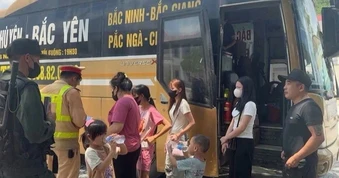 Tài xế và chủ xe khách đối diện mức phạt hơn 124 triệu đồng vì "nhồi" khách