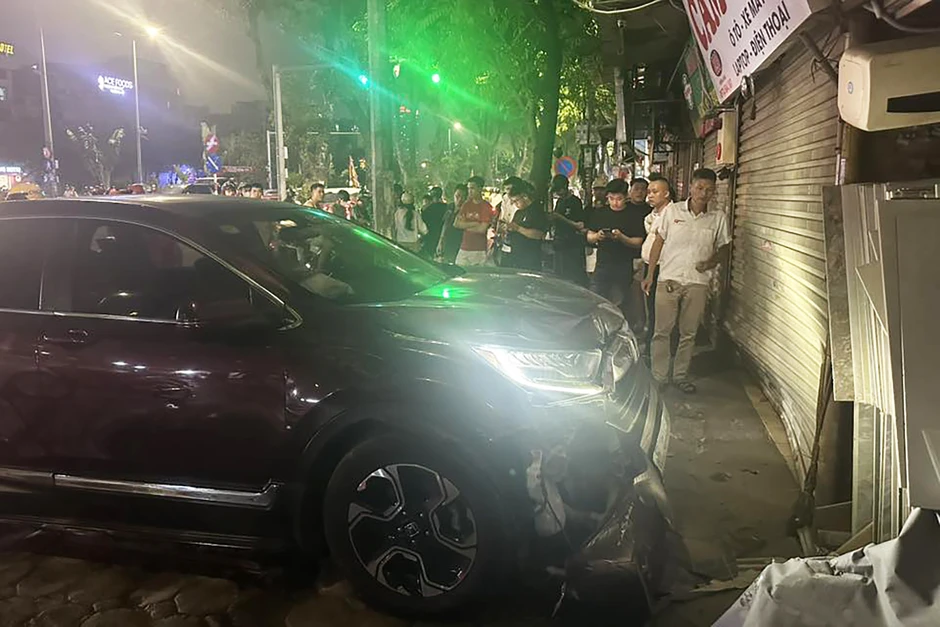 Tài xế vi phạm nồng độ cồn 'kịch khung', lái ô tô đâm vào hàng cầm đồ ở Hà Nội Tài xế vi phạm nồng độ cồn 'kịch khung', lái ô tô đâm vào hàng cầm đồ ở Hà Nội