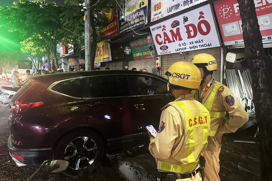 Tài xế vi phạm nồng độ cồn 'kịch khung', lái ô tô đâm vào hàng cầm đồ ở Hà Nội Tài xế vi phạm nồng độ cồn 'kịch khung', lái ô tô đâm vào hàng cầm đồ ở Hà Nội