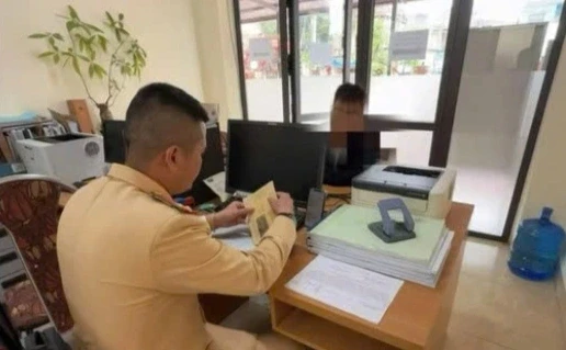 Tài xế xe bán tải bị phạt 5 triệu đồng vì chở gần 10 người trên thùng ô tô Tài xế xe bán tải bị phạt 5 triệu đồng vì chở gần 10 người trên thùng ô tô