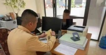 Tài xế xe bán tải bị phạt 5 triệu đồng vì chở gần 10 người trên thùng ô tô