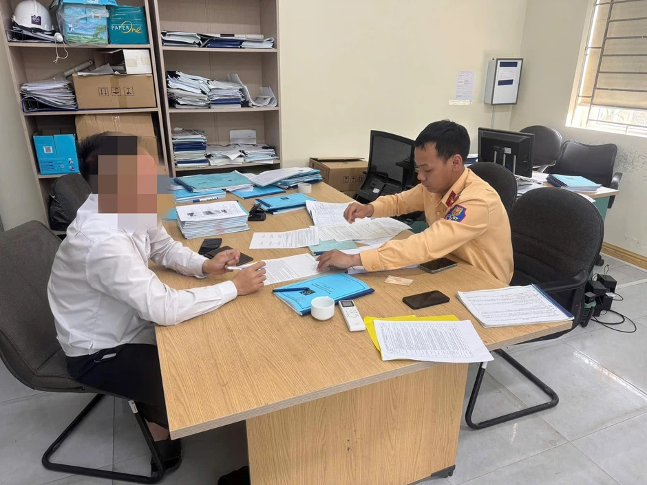 Tài xế xe khách bị phạt 5 triệu đồng vì đi không đúng làn đường cao tốc Tài xế xe khách bị phạt 5 triệu đồng vì đi không đúng làn đường cao tốc