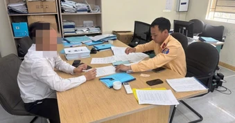 Tài xế xe khách bị phạt 5 triệu đồng vì đi không đúng làn đường cao tốc
