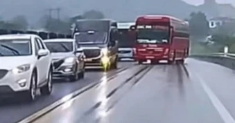 Tài xế xe khách bị phạt tiền vì vượt ẩu trên cao tốc Nội Bài - Lào Cai