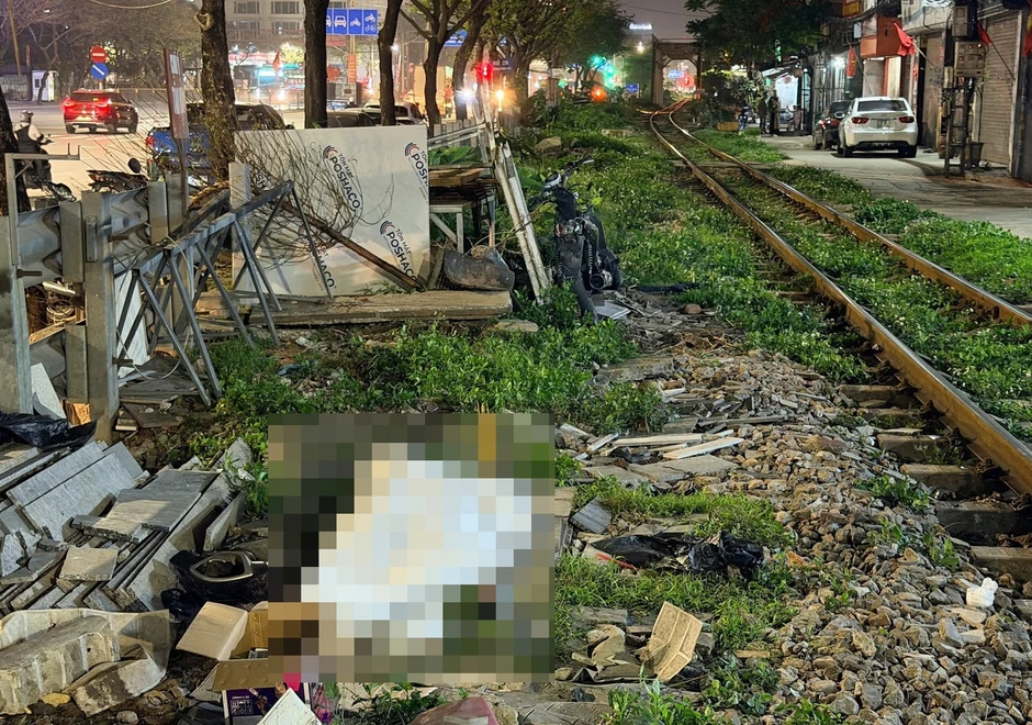 Tài xế xe máy văng hàng chục mét, tử vong sau va chạm với tàu hỏa