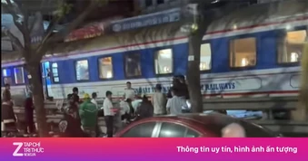 Tài xế xe máy văng hàng chục mét, tử vong sau va chạm với tàu hỏa