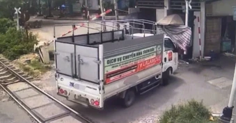 Tài xế xe tải bị phạt 25 triệu đồng vì lùi ô tô làm hỏng cần chắn đường sắt