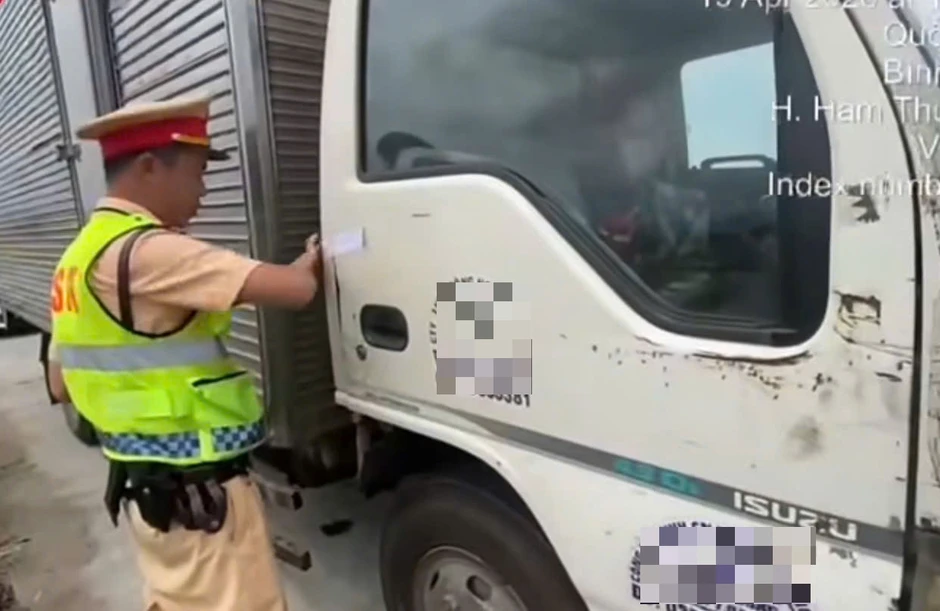 Tài xế xe tải chạy 'rùa bò' trên cao tốc, CSGT phát hiện thêm vi phạm bất ngờ Tài xế xe tải chạy 'rùa bò' trên cao tốc, CSGT phát hiện thêm vi phạm bất ngờ