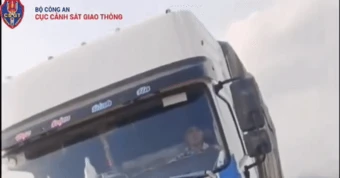 Tài xế xe tải lạng lách, không chấp hành hiệu lệnh CSGT bị phạt 64 triệu đồng