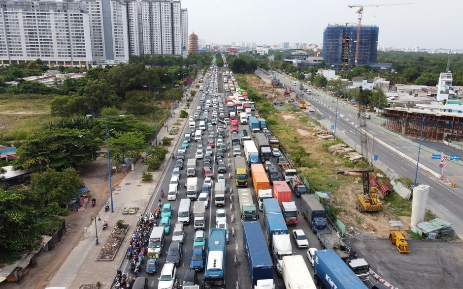 Tài xế xử lý cồng kềnh, gây ra chuỗi va chạm 'khó đỡ' tại giao lộ