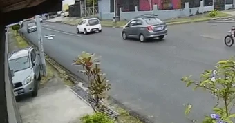 Tài xế xử lý cồng kềnh, gây ra chuỗi va chạm 'khó đỡ' tại giao lộ