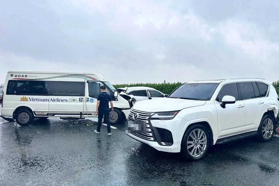 Tạm giữ hình sự tài xế Lexus chặn đầu xe khác gây tai nạn liên hoàn Tạm giữ hình sự tài xế Lexus chặn đầu xe khác gây tai nạn liên hoàn