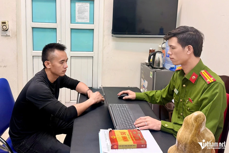 Tạm giữ tài xế ô tô bán tải chèn xe máy làm 3 người ngã xuống đường ở Hà Nội Tạm giữ tài xế ô tô bán tải chèn xe máy làm 3 người ngã xuống đường ở Hà Nội