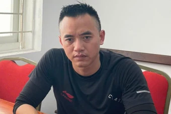 Tạm giữ tài xế ô tô bán tải chèn xe máy làm 3 người ngã xuống đường ở Hà Nội