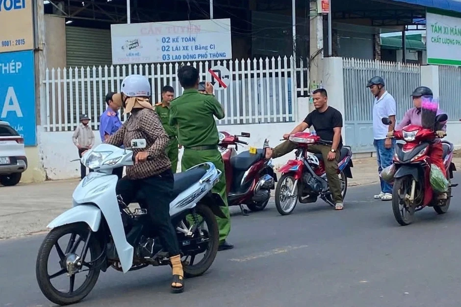 Tạm giữ thanh niên đạp ngã chồng cũ của bạn gái giữa đường