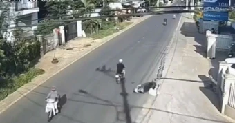 Tạm giữ thanh niên đạp ngã chồng cũ của bạn gái giữa đường