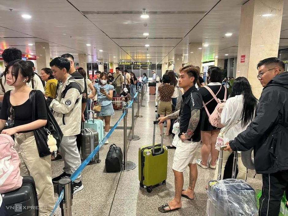 Tân Sơn Nhất ngưng cất, hạ cánh hơn 2 giờ vì drone xâm nhập Tân Sơn Nhất ngưng cất, hạ cánh hơn 2 giờ vì drone xâm nhập