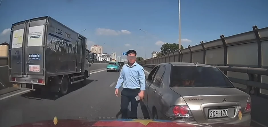 Tạt đầu' ô tô ở Hà Nội, nam tài xế còn xuống xe to tiếng với người đi phía sau Tạt đầu' ô tô ở Hà Nội, nam tài xế còn xuống xe to tiếng với người đi phía sau