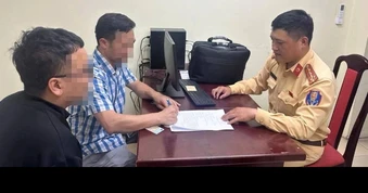 Tạt đầu xe khác trên đường ở Hà Nội, tài xế ô tô bị xử phạt