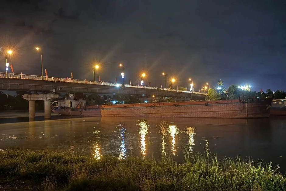 Tàu chở hàng mắc kẹt dưới gầm cầu Đò Quan Tàu chở hàng mắc kẹt dưới gầm cầu Đò Quan