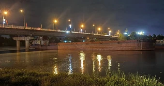 Tàu chở hàng mắc kẹt dưới gầm cầu Đò Quan