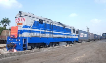 Tàu hàng container chạy xuyên biên giới Việt - Trung