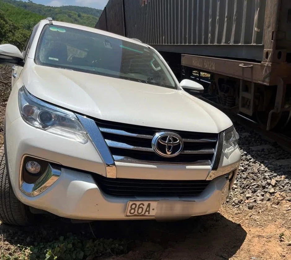 Tàu hàng tông ôtô 7 chỗ băng qua đường sắt, 3 người bị thương Tàu hàng tông ôtô 7 chỗ băng qua đường sắt, 3 người bị thương