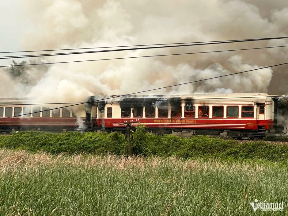 Tàu khách Hải Phòng - Hà Nội bất ngờ cháy ngùn ngụt, 2 toa bị thiêu rụi Tàu khách Hải Phòng - Hà Nội bất ngờ cháy ngùn ngụt, 2 toa bị thiêu rụi