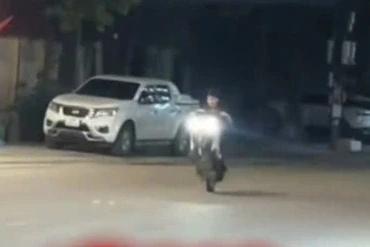 Thanh niên 17 tuổi bị tịch thu phương tiện vì bốc đầu xe máy Thanh niên 17 tuổi bị tịch thu phương tiện vì bốc đầu xe máy
