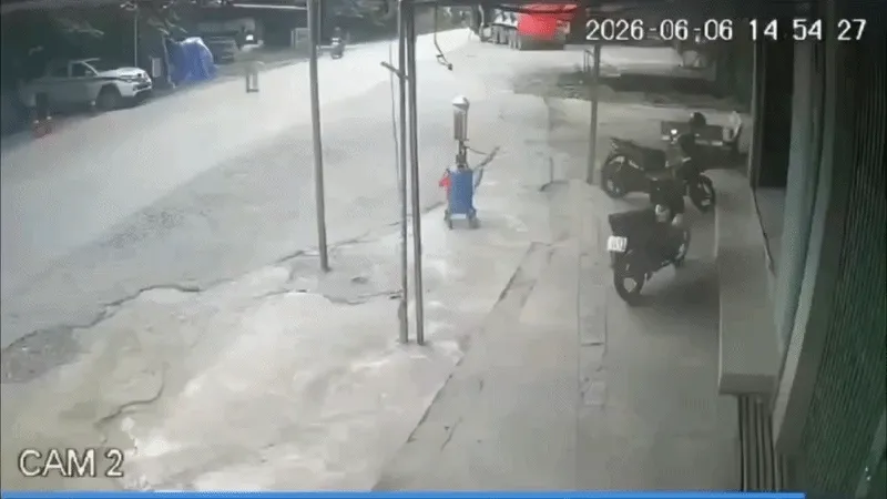 Thanh niên đi xe máy húc "bay" trung tá CSGT Phú Thọ trên đường