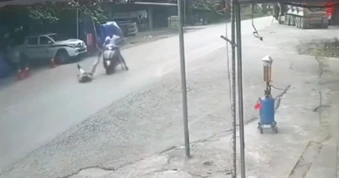 Thanh niên đi xe máy húc "bay" trung tá CSGT&nbsp;Phú Thọ trên đường