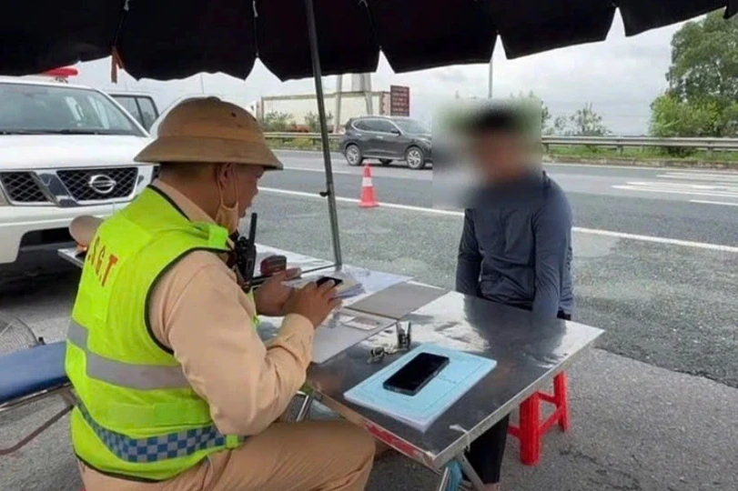 Thanh niên đi xe máy vào đường cao tốc Pháp Vân - Cầu Giẽ, bị ô tô ghi hình Thanh niên đi xe máy vào đường cao tốc Pháp Vân - Cầu Giẽ, bị ô tô ghi hình