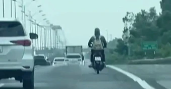 Thanh niên đi xe máy vào đường cao tốc Pháp Vân - Cầu Giẽ, bị ô tô ghi hình