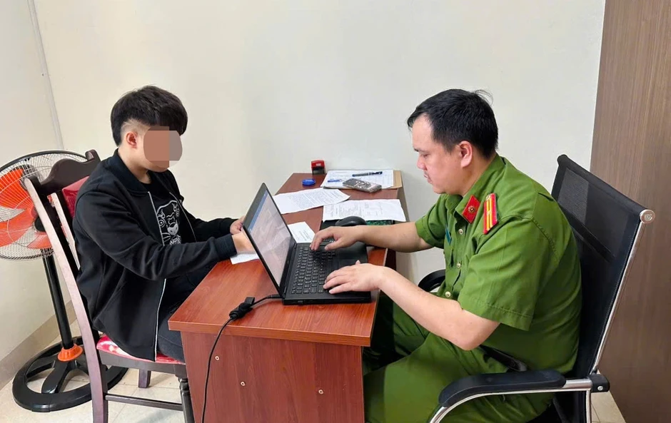 Thanh niên điều khiển xe máy bằng chân, khoe trên TikTok Thanh niên điều khiển xe máy bằng chân, khoe trên TikTok