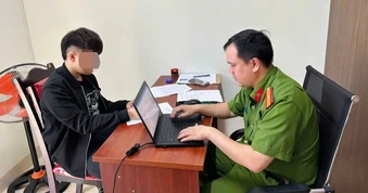 Thanh niên điều khiển xe máy bằng chân, khoe trên TikTok