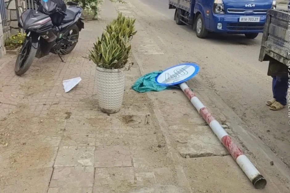 Tháo dỡ 12 biển báo giới hạn tốc độ "gây ức chế" trên quốc lộ 19 Tháo dỡ 12 biển báo giới hạn tốc độ "gây ức chế" trên quốc lộ 19
