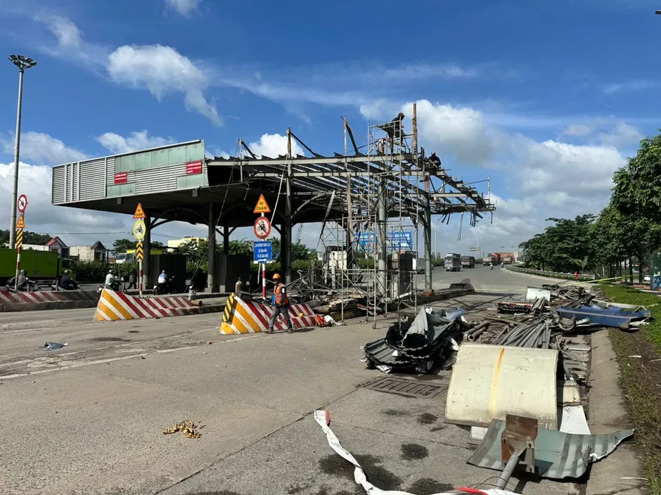 Tháo dỡ trạm thu phí cầu Đồng Nai trên quốc lộ 1 Tháo dỡ trạm thu phí cầu Đồng Nai trên quốc lộ 1