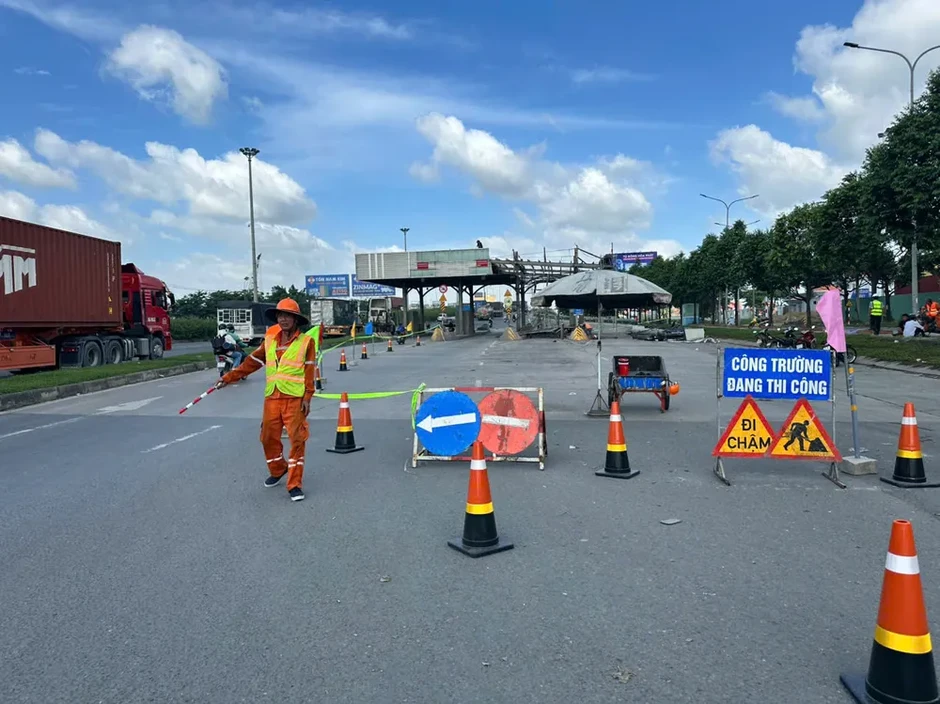 Tháo dỡ trạm thu phí cầu Đồng Nai trên quốc lộ 1 Tháo dỡ trạm thu phí cầu Đồng Nai trên quốc lộ 1