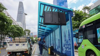 'Thay áo mới' cho nhà chờ, bến xe buýt trước ngày TP HCM miễn vé