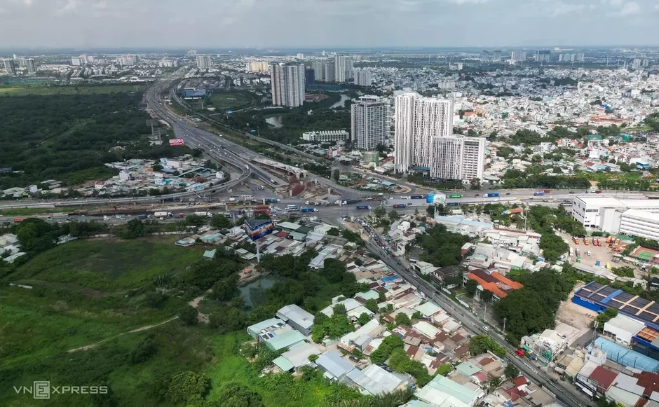 Thêm nhánh cầu ở nút giao lớn nhất TP HCM sắp thông xe