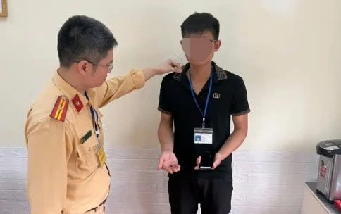 Thí sinh dùng tai nghe siêu nhỏ để gian lận khi thi sát hạch lái xe Thí sinh dùng tai nghe siêu nhỏ để gian lận khi thi sát hạch lái xe