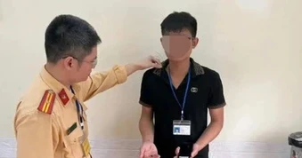 Thí sinh dùng tai nghe siêu nhỏ để gian lận khi thi sát hạch lái xe