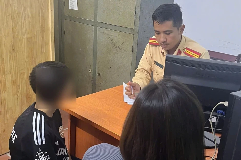 Thiếu niên 11 tuổi thuê xe đạp điện phóng lạng lách trên đường ở Hà Nội